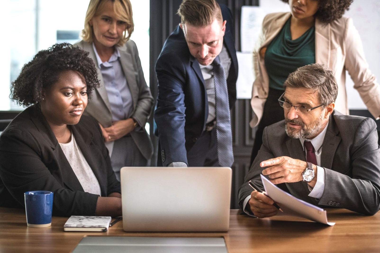 Séance de travail collaboratif pour construire une stratégie financière personnalisée